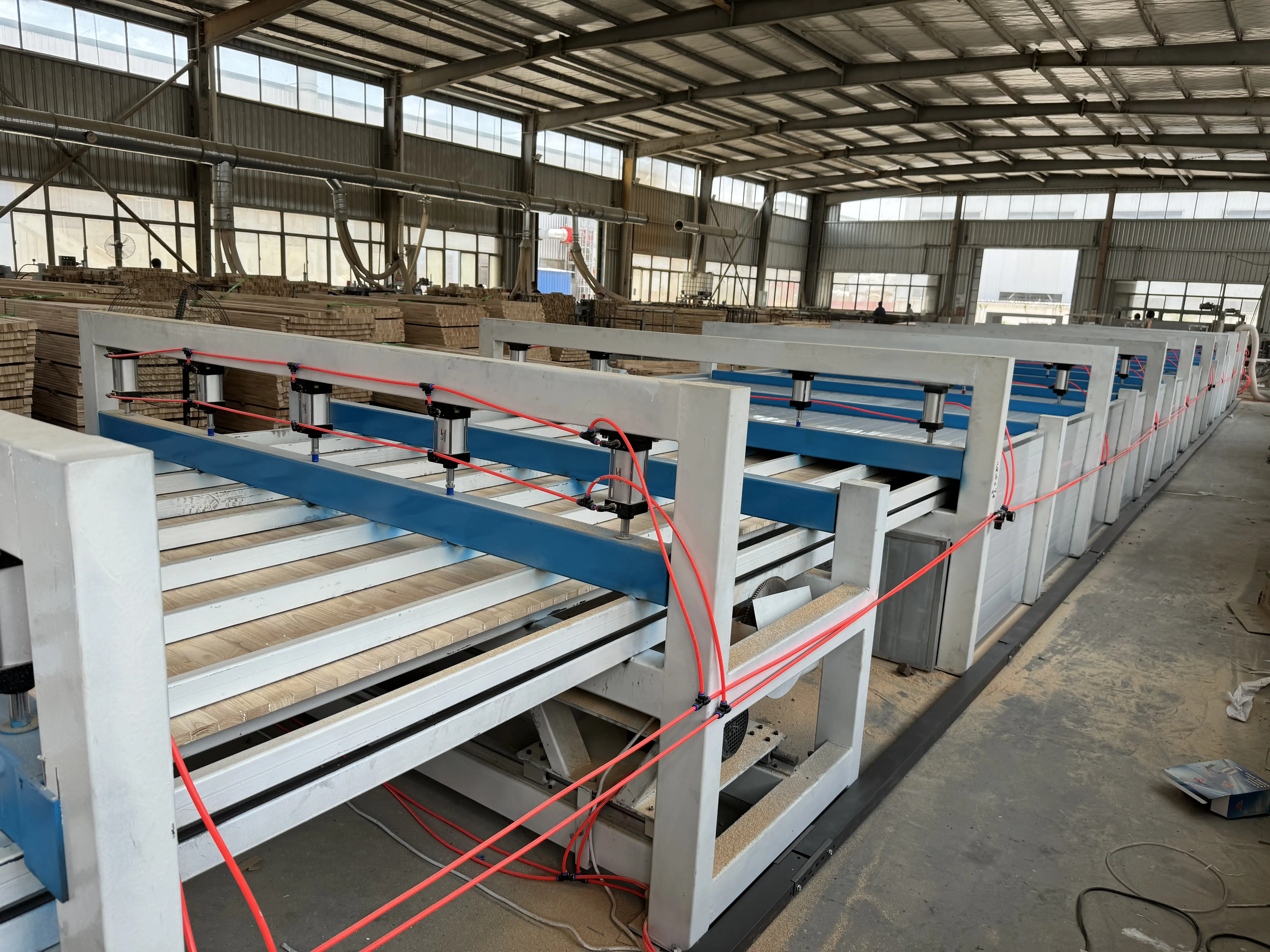 拼板機木工 臨沂拼板機：木工行業(yè)高效生產(chǎn)的得力伙伴