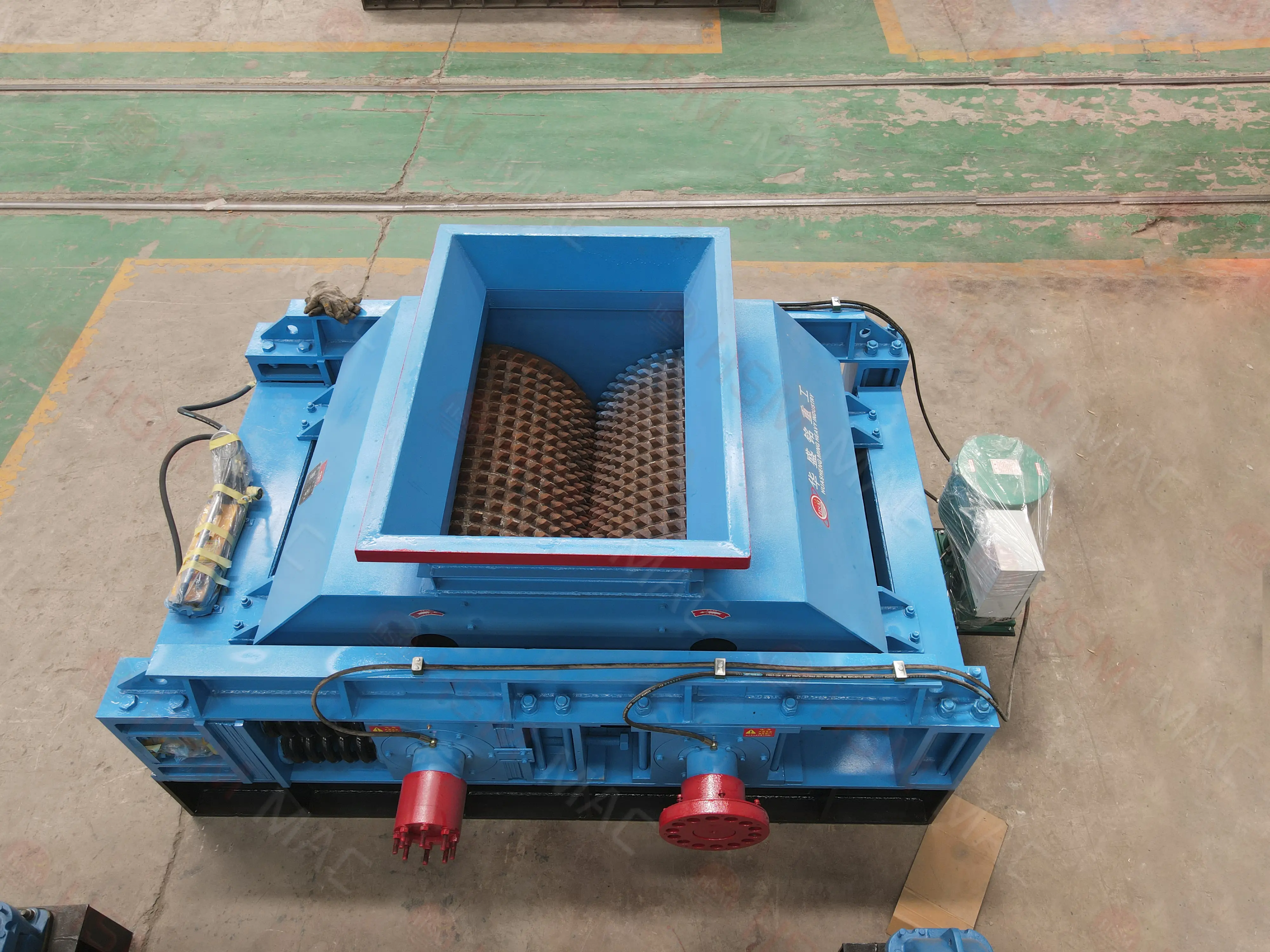 齒輥機(jī)是對(duì)以齒輥為核心工作部件的破碎設(shè)備的統(tǒng)稱